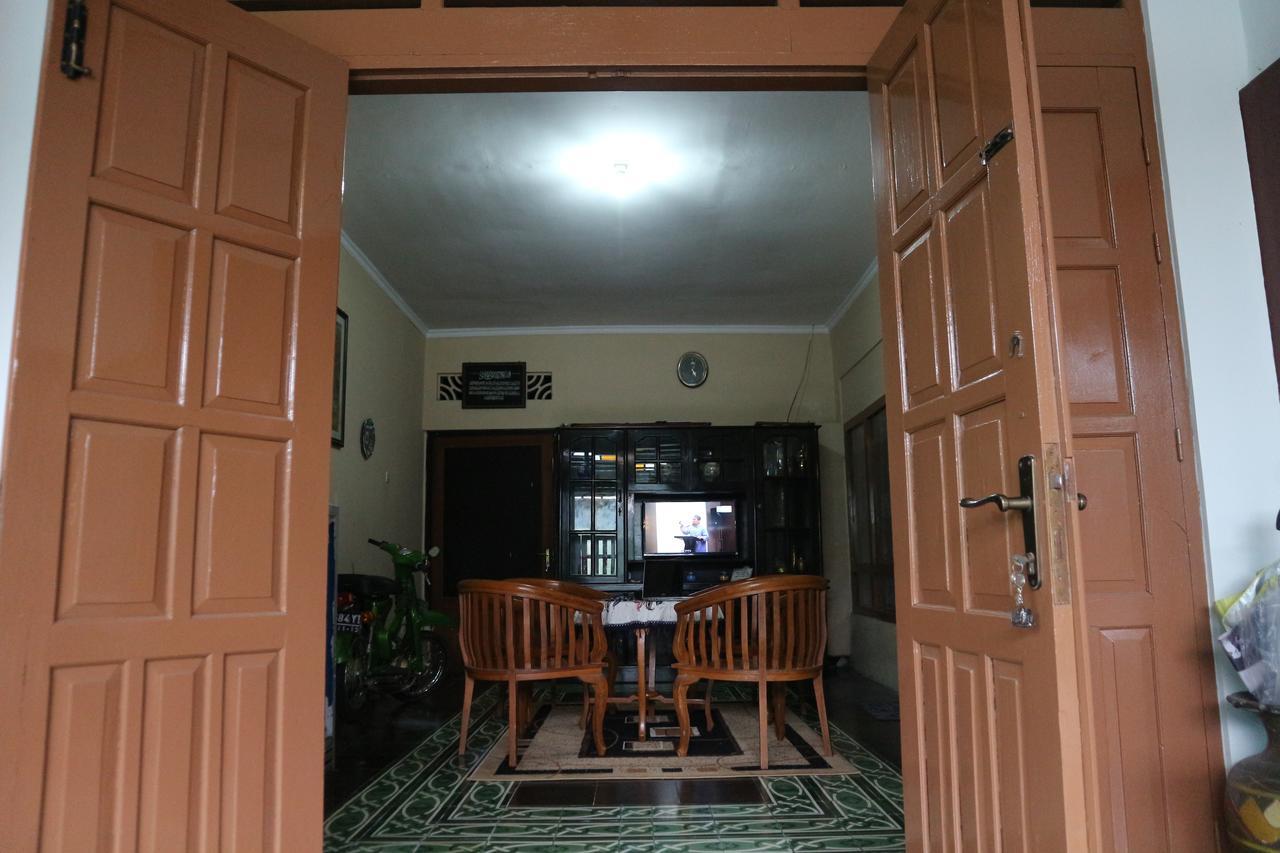 Kembar Guesthouse Джокьякарта Экстерьер фото